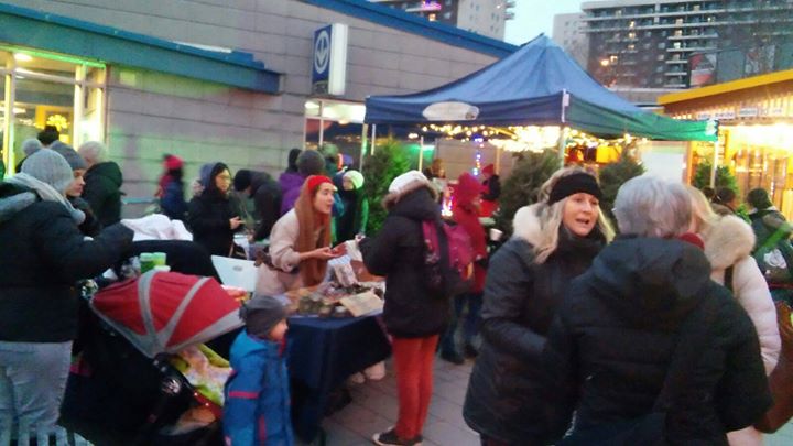 24958818_931362297013033_6037607671334033846_o.jpg Jusqu’à 19 heures au métro Frontenac, nos valeureux bénévoles dont notre directrice générale Sylvie…