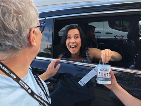 69237135_1360273220788603_5666109899868733440_o.jpg Avez-vous pu faire comme notre mairesse Valérie Plante hier, un don à l’Opération Sac…